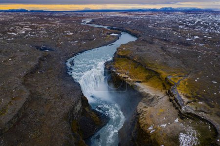 Téléchargez les photos : Paysage d'une rivière dans le parc national Jokulsargljufur sous un ciel nuageux en Islande - en image libre de droit