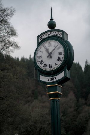 Téléchargez les photos : Un plan vertical d'une horloge dans la rue à Betws Y Coed, Royaume-Uni. - en image libre de droit