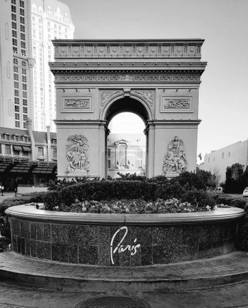 Téléchargez les photos : Un plan en niveaux de gris d'une version demi-taille de l'Arc de Triomphe à Las Vegas. - en image libre de droit