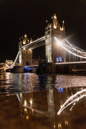Foto de Un disparo vertical del Tower Bridge en el Reino Unido por la noche - Imagen libre de derechos