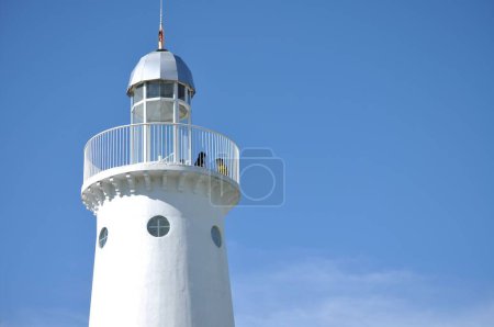 Téléchargez les photos : Un phare blanc contre le ciel bleu - en image libre de droit