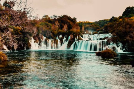 Foto de La hermosa vista de las cascadas rodeada de exuberante vegetación. Parque Nacional Krka, Croacia. - Imagen libre de derechos
