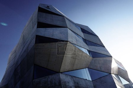 Téléchargez les photos : Vue en angle bas d'un bâtiment abstrait moderne à Porto, Portugal - en image libre de droit