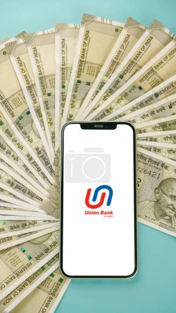 Foto de Union Bank of India o UBI en la pantalla del teléfono móvil, fondo aislado - Imagen libre de derechos