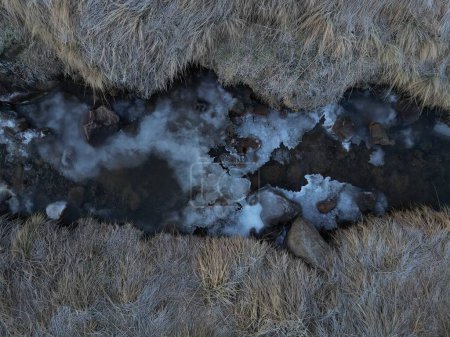 Téléchargez les photos : La vue d'une rivière gelée depuis un drone. Olafsfjordur, Islande. - en image libre de droit