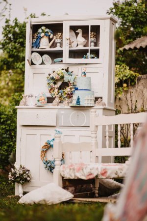 Téléchargez les photos : Un plan vertical de fleurs, biscuits et gâteaux dans l'étagère pour la décoration de Pâques - en image libre de droit