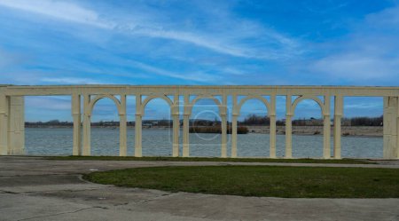 Foto de Los arcos cerca del río bajo un cielo azul - Imagen libre de derechos