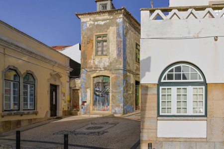 Foto de Vista de los edificios históricos del pueblo de Ericeira, Portugal - Imagen libre de derechos