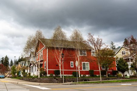 Téléchargez les photos : Un quartier de maisons de style scandinave dans une banlieue de Paulsboro, Washington, USA - en image libre de droit