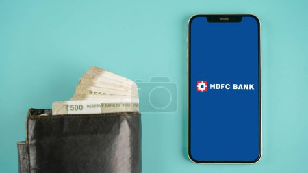 Foto de HDFC Bank en la pantalla del teléfono móvil, también conocido como Housing Development Finance Corporation Limited - Imagen libre de derechos