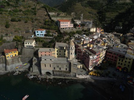 Foto de Una toma aérea de la ciudad de Vernazza con coloridos edificios frente al mar en Italia - Imagen libre de derechos