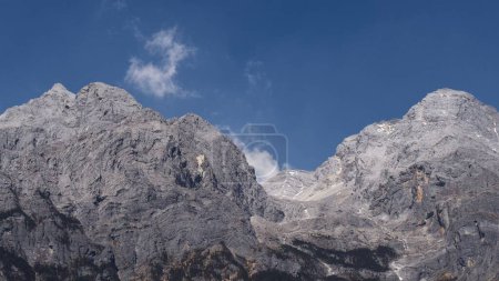 Foto de Una vista del paisaje de las montañas rocosas contra un cielo azul - Imagen libre de derechos