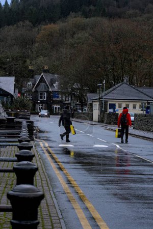 Téléchargez les photos : Un plan vertical d'une rue un jour de pluie à Betws Y Coed, Pays de Galles, Royaume-Uni. - en image libre de droit
