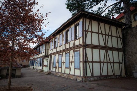 Foto de Un edificio de casas de aspecto antiguo en Lausana - Imagen libre de derechos