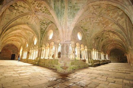 Foto de El interior de Fontfroide Abbey con una persona de pie en la parte posterior - Imagen libre de derechos