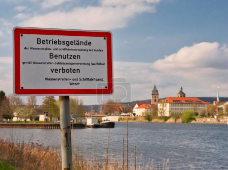 Foto de Un primer plano de un letrero alemán junto al agua con la inscripción "sitio de operaciones, uso, prohibido" - Imagen libre de derechos