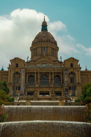 Foto de Una toma vertical del Museo Nacional de Arte de Cataluña en Barcelona, España. - Imagen libre de derechos