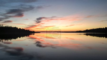 Téléchargez les photos : Une belle vue sur le lac Usma au coucher du soleil - en image libre de droit
