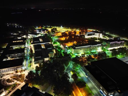 Téléchargez les photos : Une vue aérienne du paysage urbain de Galloway entouré de bâtiments la nuit - en image libre de droit