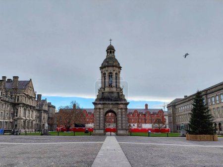 Foto de Campanario del Trinity College de Dublín contra el oscuro cielo sombrío - Imagen libre de derechos