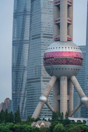 Téléchargez les photos : Une vue aérienne de la tour de télévision Oriental Pearl et des gratte-ciel en arrière-plan à Shanghai, en Chine - en image libre de droit