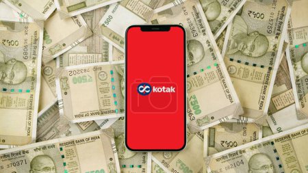 Foto de Banco Kotak Mahindra en la pantalla del teléfono móvil - Imagen libre de derechos