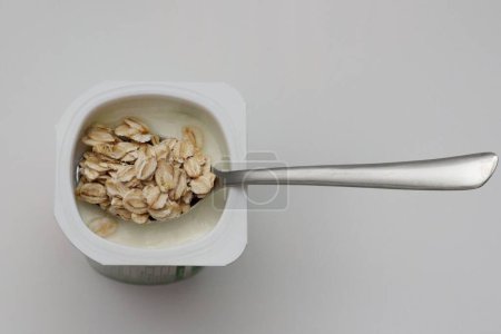 Foto de Yogur natural con copos de avena para acompañar en el desayuno - Imagen libre de derechos