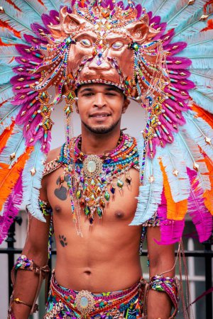 Téléchargez les photos : Gros plan vertical d'un homme en costume de carnaval au Festival annuel des Caraïbes à Notting Hill. - en image libre de droit