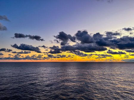 Téléchargez les photos : Un beau paysage de la mer au coucher du soleil - en image libre de droit