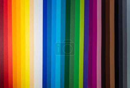 Foto de Una imagen de papeles coloridos alineados verticalmente lado a lado. - Imagen libre de derechos
