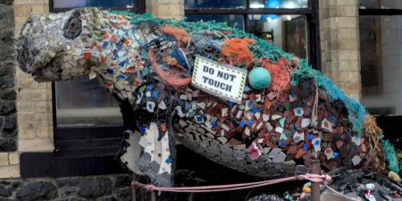 Foto de Una escultura de un animal hecho de basura en Betws Y Coed, Reino Unido. Concepto de contaminación del agua. - Imagen libre de derechos