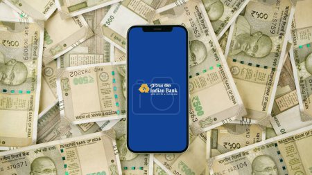Foto de Banco indio en la pantalla del teléfono móvil, fondo aislado - Imagen libre de derechos