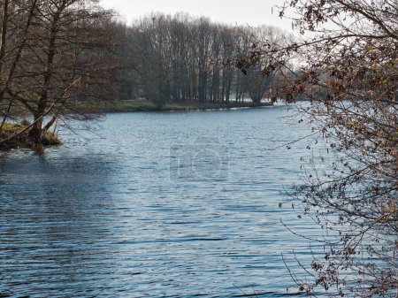 Foto de Un lago con un camino a lo largo de la orilla en invierno - Imagen libre de derechos