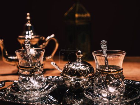 Foto de Un primer plano de los tradicionales vasos de té turcos vintage - Imagen libre de derechos