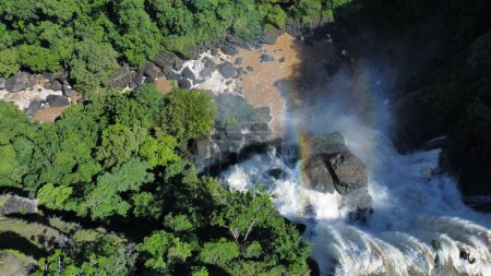 Téléchargez les photos : Une vue paysage de cascade entourée de forêts - en image libre de droit