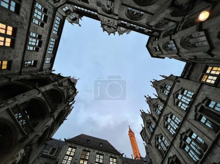 Un ángulo bajo del nuevo ayuntamiento en la parte norte de Marienplatz en Munich, Baviera, Alemania
