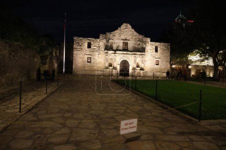 Foto de La fortaleza de la Misión Alamo en la noche, Texas, Estados Unidos - Imagen libre de derechos