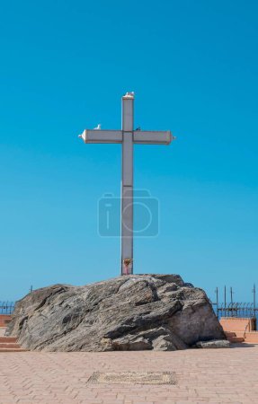 Téléchargez les photos : Une grande croix sur le rocher dans la ville d'Almunecar, province de Grenade, Espagne - en image libre de droit