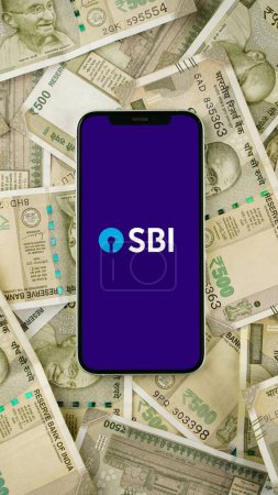 Téléchargez les photos : State Bank of India ou SBI sur écran de téléphone mobile, fond isolé - en image libre de droit