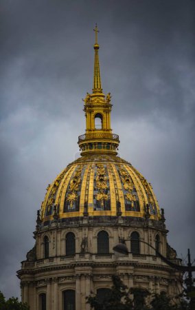Foto de Una toma vertical de la Tumba de Napoleón Bonaparte bajo un cielo nublado en un día lluvioso en París, Francia - Imagen libre de derechos