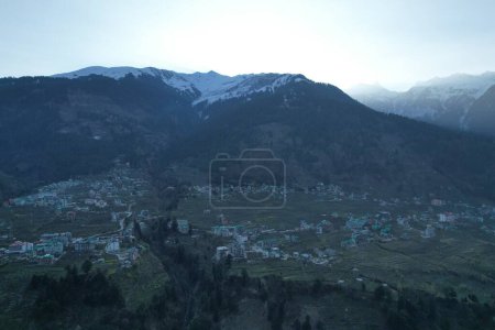 Téléchargez les photos : Vue aérienne des champs ruraux, des maisons et des montagnes dans la campagne de Manali, en Inde - en image libre de droit