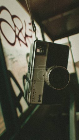 Téléchargez les photos : Vue verticale d'une caméra Kodak instamatic 233 - en image libre de droit