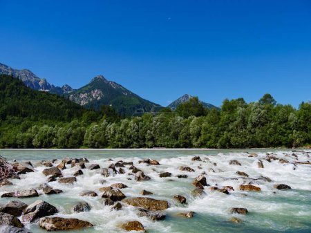 Foto de Un río furioso con grandes rocas - Imagen libre de derechos