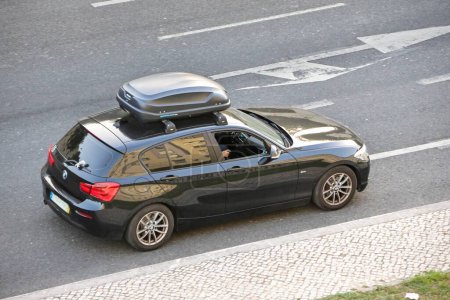 Téléchargez les photos : Véhicule du fabricant BMW avec boîte de toit pour transporter plus de fret - en image libre de droit