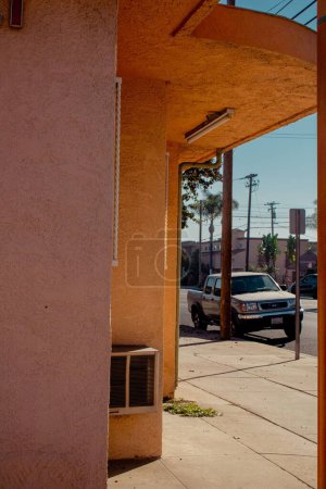 Téléchargez les photos : Bell Motel sur Florence Ave. Dans la ville de Bell. profondeur de champ. orange - en image libre de droit
