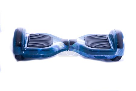 Téléchargez les photos : Gros plan d'un hoverboard bleu isolé sur fond blanc - en image libre de droit