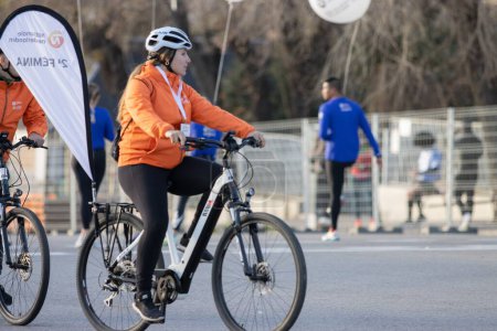 Foto de Madrid, España, -Diciembre, 31,2022, carrera popular de San Silvestre por las calles de la ciudad, donde ancianos, jóvenes - Imagen libre de derechos
