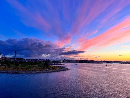 Foto de Un hermoso paisaje del mar durante la puesta del sol - Imagen libre de derechos