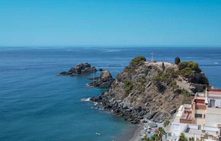 Foto de Las Rocas de San Cristóbal en el Mar Mediterráneo, la ciudad de Almuñécar - Imagen libre de derechos