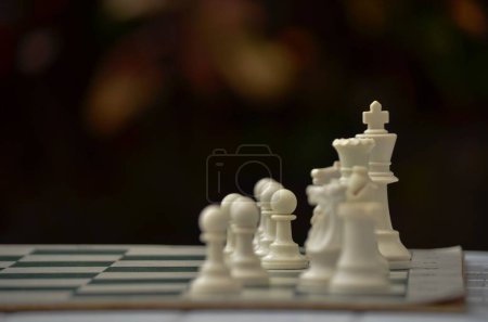 Foto de Un primer plano de figuras blancas de ajedrez en un tablero - concepto de estrategia - Imagen libre de derechos